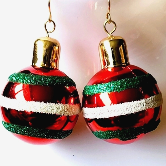 Christmas Ornament Earrings Holiday Earrings Red White Green Ball Ornament NWT - Picture 4 of 6